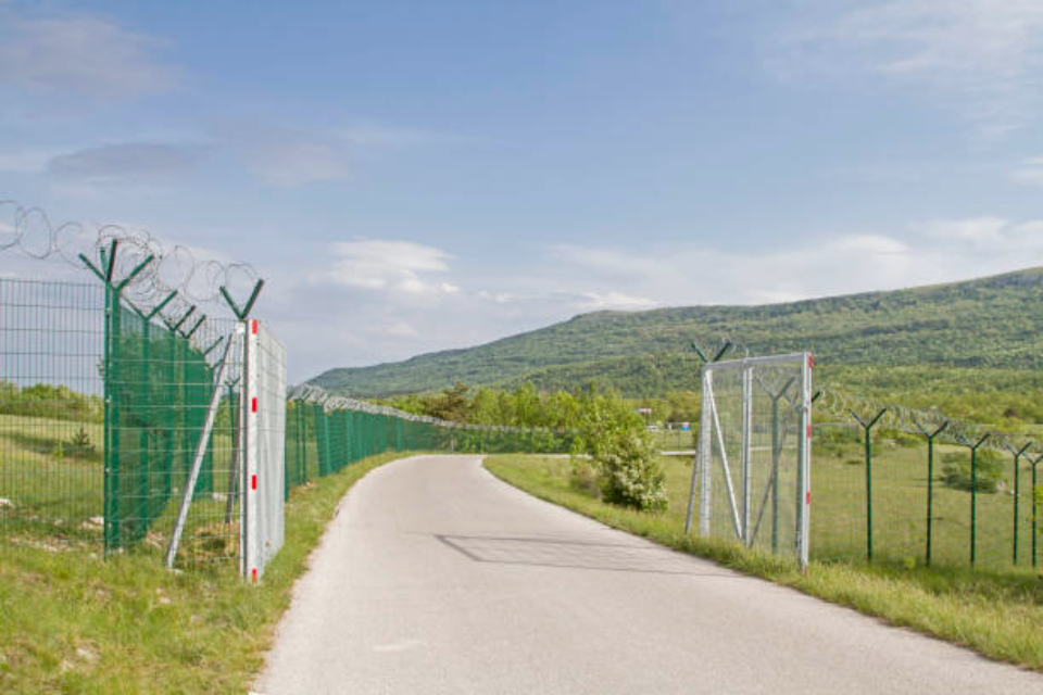 クロアチアの国境取締り再開で移民問題への圧力が高まる