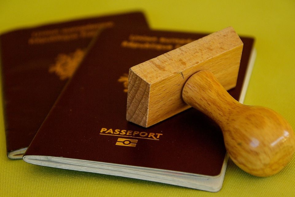 イタリアの国境検査、2023年にはより多くの偽造書類を摘発