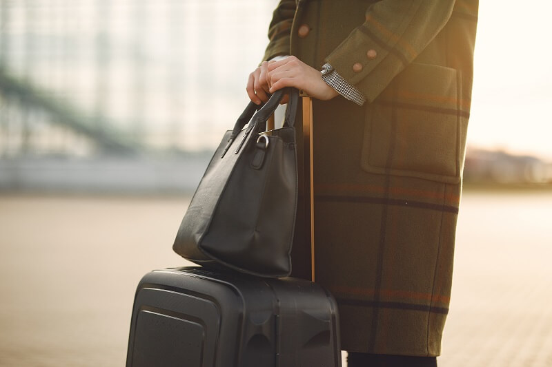 機内持ち込みバッグと受託手荷物：長所と短所