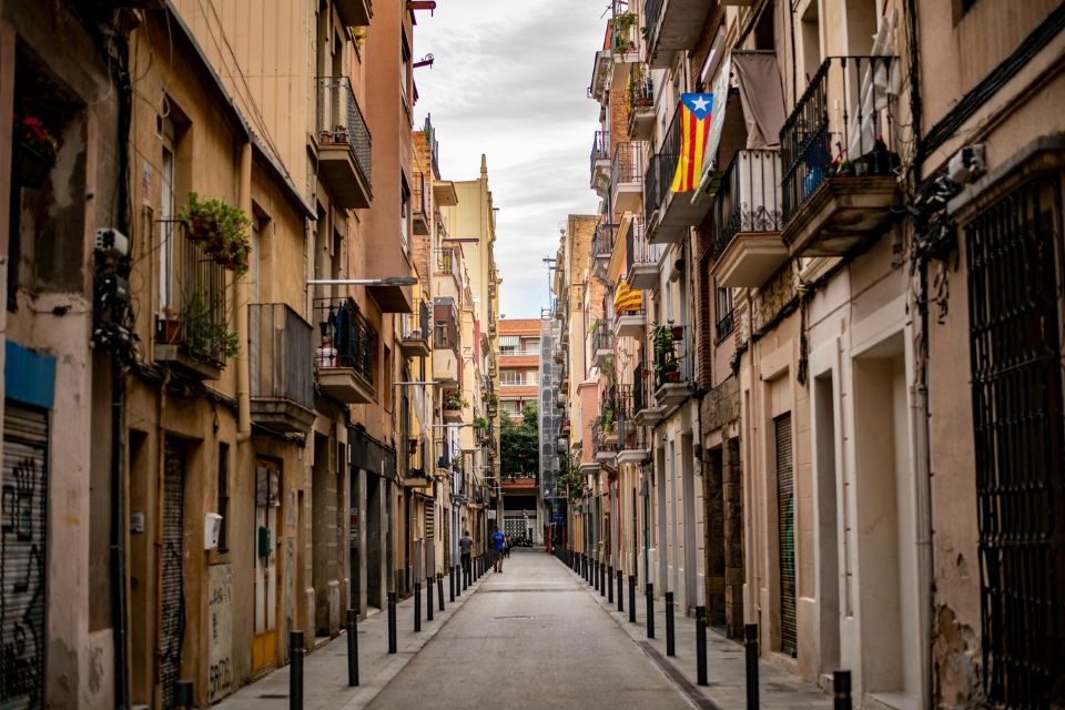 バルセロナ、住宅危機に対処するため観光客用アパートを禁止へ